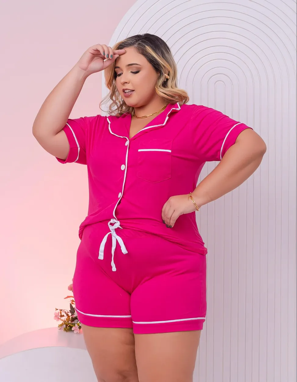 Modelo usando pijama americano pink com vivo branco